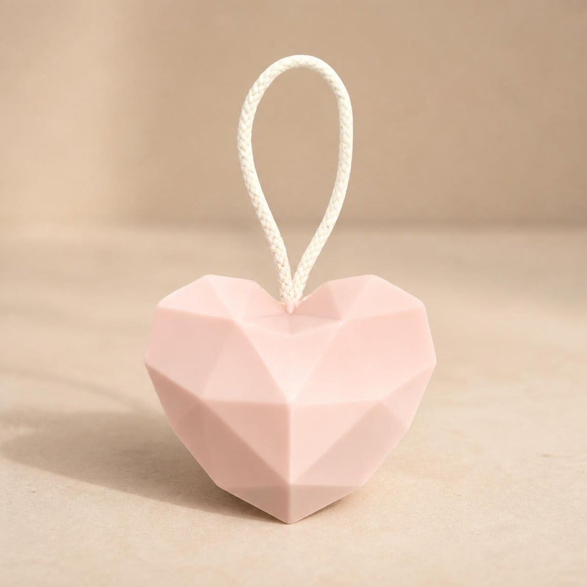 DEARSOAP Heart of Soap, große Herzseife mit Kordel, 180 g
