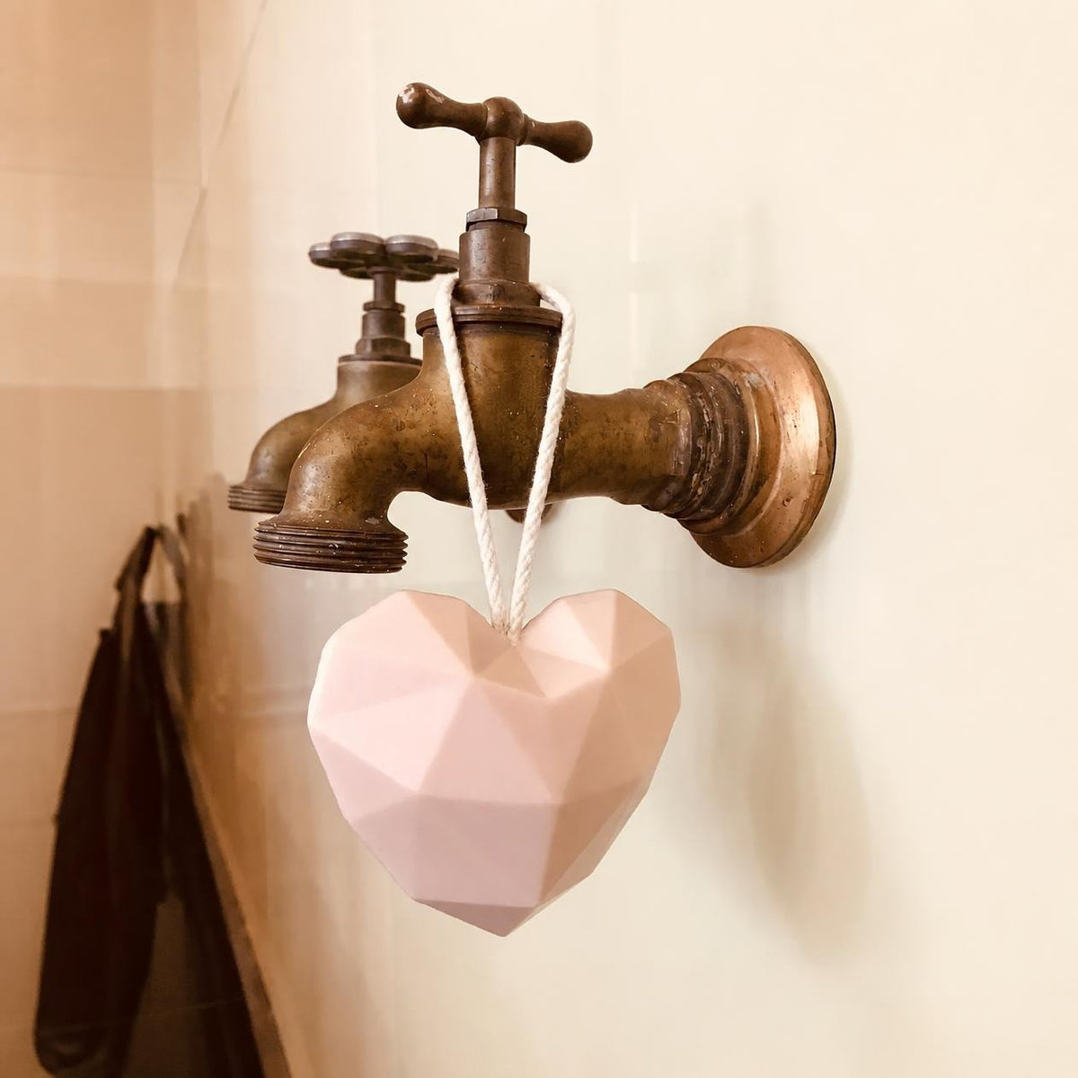 DEARSOAP Heart of Soap, große Herzseife mit Kordel, 180 g