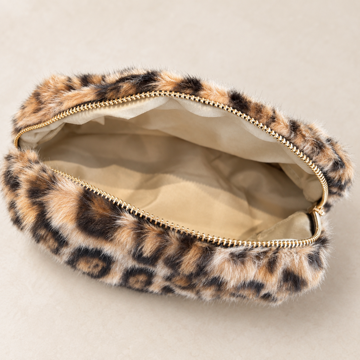 Flauschige Tasche in Leo-Optik – Braun/Schwarz Kosmetiktasche Tasche