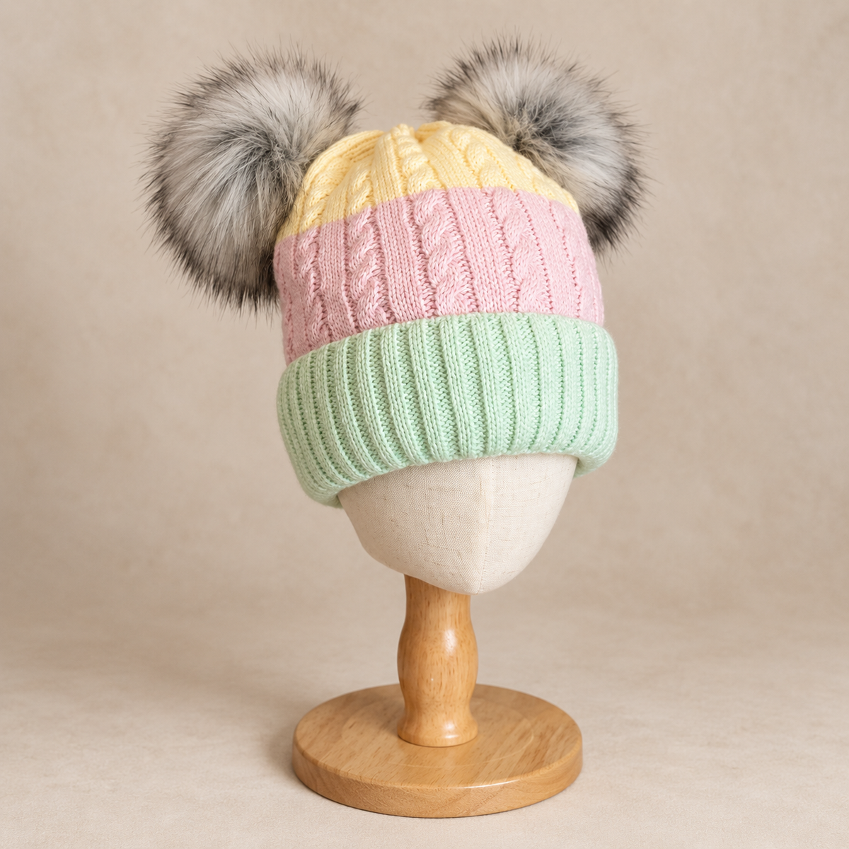 Kinder-Mütze in Strickoptik mit zwei Pompons Pastellfarben